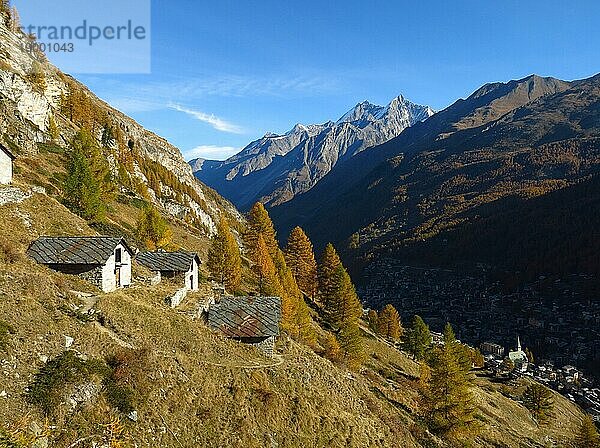 Herbstlandschaft in Zermatt und traditionelle Hütten mit Steindächern