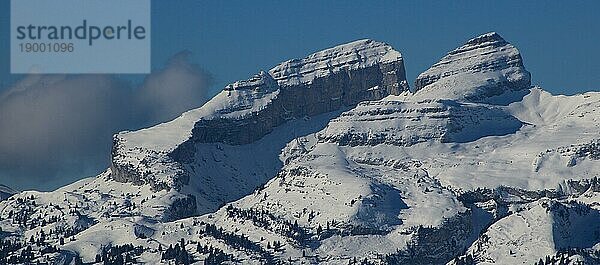 Schön geformter Berg Tour d Ai im Winter  Schweiz  Europa