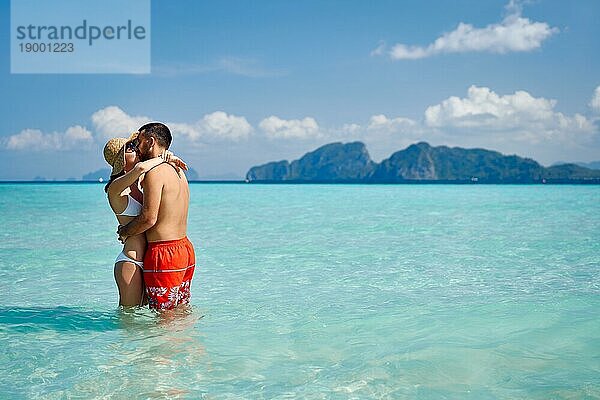 Romantisches Paar küssen auf Paradies tropischen Strand mit Kopie Raum. Liebe  Datum  Flitterwochen  Sommerurlaub Konzept