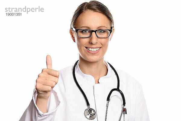 Glückliche Ärztin  die mit einer Daumen hoch Geste zeigt  daß die Operation oder Behandlung eines Patienten erfolgreich war und Hoffnung auf eine vollständige Genesung besteht  vor weißem Hintergrund