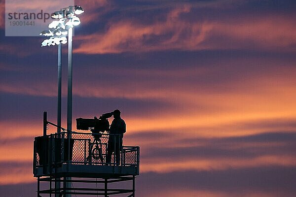 Silhouette eines Fernsehkameramanns bei Sonnenuntergang
