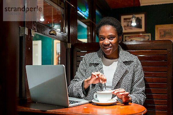 Geschäftsfrau afrikanischer Abstammung in einem Café  Moment der Ruhe Finanzfrau bei einem Kaffee