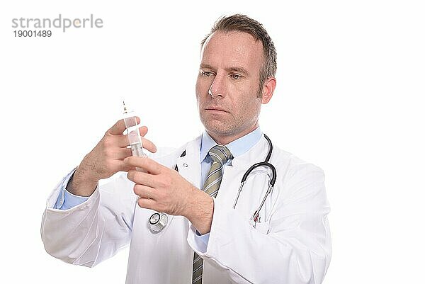 Arzt oder Krankenpfleger im Laborkittel  der eine Injektion vorbereitet und mit den Fingern die Luft aus einer Injektionsspritze herausschlägt  vor weißem Hintergrund