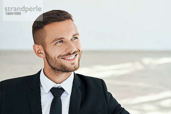 Close up Porträt von gut aussehend lächelnden jungen Männchen in eleganten Anzug mit Kopie Raum. Männliche Schönheit Konzept