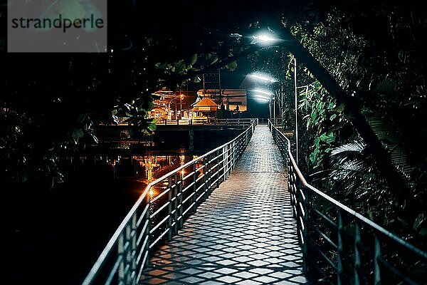 Beleuchtete Brücke bei Nacht. Straße Reisen Konzept