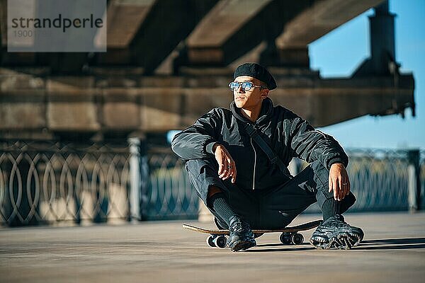 Skater Männchen entspannen sitzen auf Skateboard auf der Straße städtischen Hintergrund. Extreme Sportarten Konzept