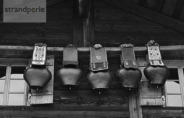 Große traditionelle Kuhglocken im Berner Oberland