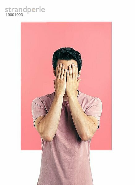 Porträt von gestresst Verzweiflung Mann geschlossen Gesicht von zwei Händen. Depression  Angst Konzept