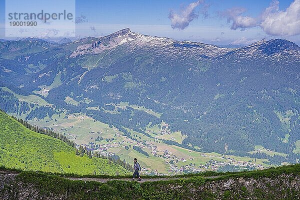 Panorama vom Fellhorn  2038m  über das Kleine Walsertal zum Berg Hoher Ifen  2230m  und das Gottesackerplateau  Allgäuer Alpen  Vorarlberg  Österreich  Europa