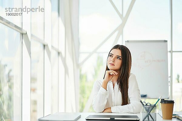 selbstbewusste hübsche Geschäftsfrau in einem hellen modernen Büro  die den Raum kopieren will. geschäftliches Erfolgskonzept