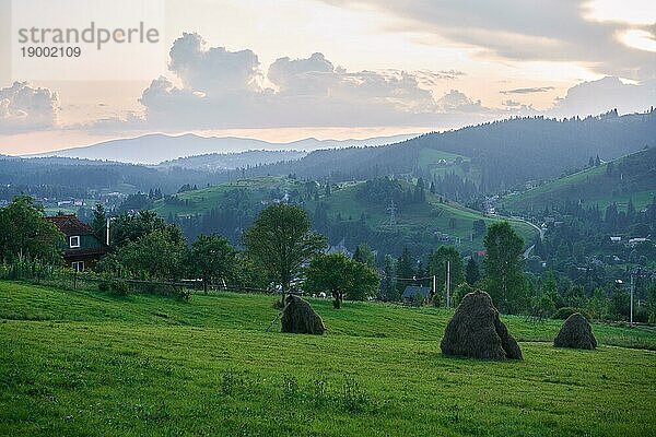 Schönheit Tal in den Karpaten Berg. Natur Hintergrund  Landschaft  Reisen Konzept