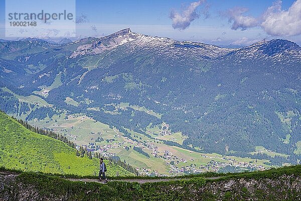 Panorama vom Fellhorn  2038m  über das Kleine Walsertal zum Berg Hoher Ifen  2230m  und das Gottesackerplateau  Allgäuer Alpen  Vorarlberg  Österreich  Europa