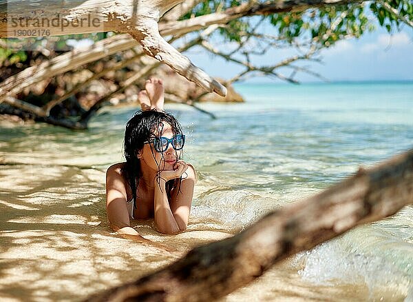 Schöne glückliche Frau entspannen in tropischen Strand Lagune genießen Sommerurlaub. Reisen  Urlaub  Ruhe Konzept