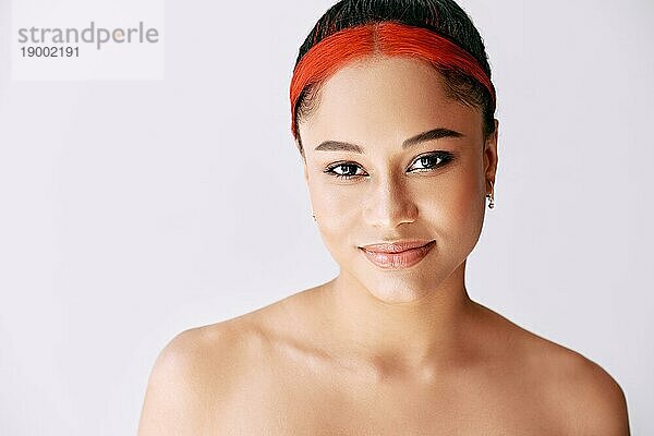Porträt der lächelnden hübschen afroamerikanischen Frau auf weißem Hintergrund mit Kopierraum. Modekonzept weibliche Schönheit