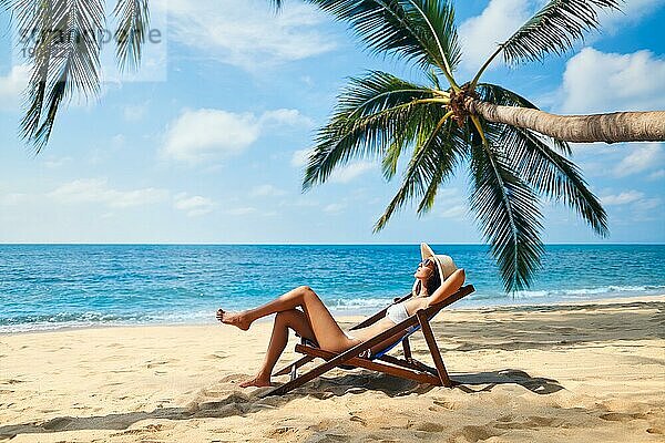 Junge schöne Frau sonnenbaden und entspannen am tropischen Strand. Sommerurlaub Konzept