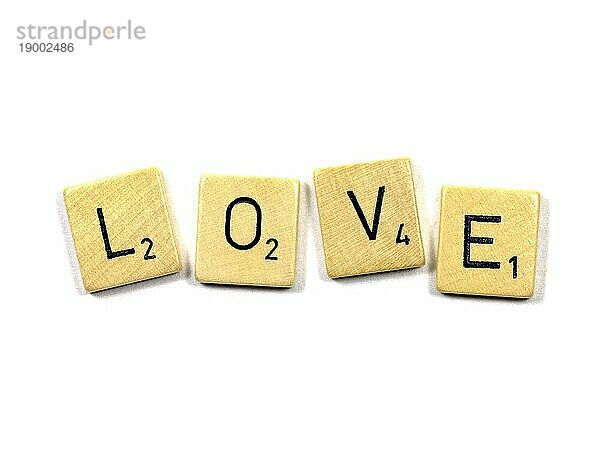 Mit Scrabble Steinen geschriebene Liebe