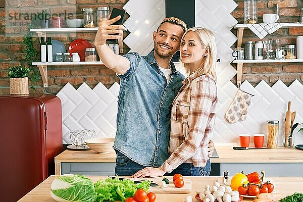 Junges glückliches Paar macht Selfie in ihrer Küche zu Hause