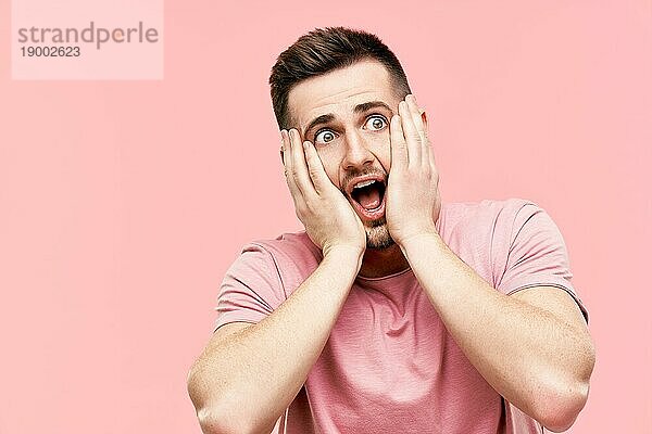 Close up Porträt der schockiert aufgeregt verängstigt Mann mit offenem Mund Panik über rosa Hintergrund. Gesichtsausdruck  omg  Emotionen Konzept