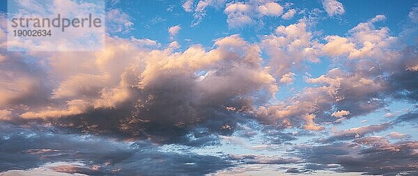 Wolken im Abendlicht  Panorama  Hintergrundbild  sky replacement