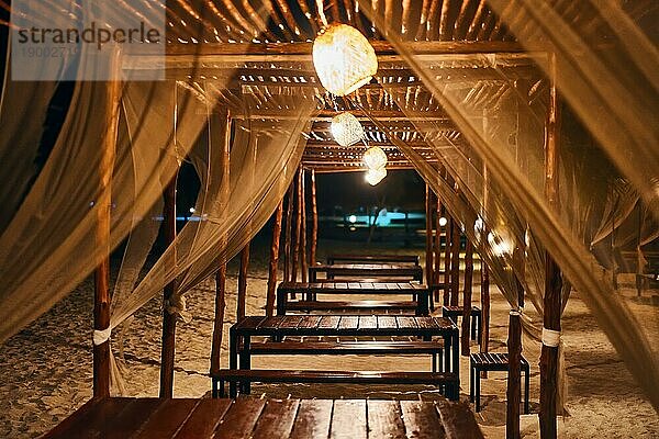 Leere Strandrestaurant Lounge Bar mit Laterne am Abend auf der tropischen Insel. Sommerurlaub  romantisches Abendessen Konzept