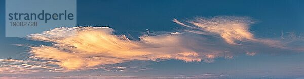 Wolken im Abendlicht  Panorama  Hintergrundbild  sky replacement