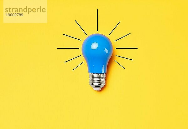 Konzept kreative Idee mit Glühbirne auf gelbem Hintergrund. Lösung Symbol  Business Kreativität  Inspiration und Motivation für den Erfolg