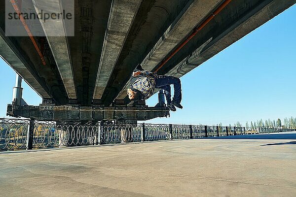 Junger Mann Breakdancer macht Salto akrobatische Stunts tanzen auf städtischen Hintergrund. Straßenkünstler Breakdance im Freien