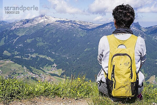 Wanderweg vom Fellhorn  2038m  zum Söllereck  Allgäuer Alpen  Bayern  Deutschland  im Hintergrund der Berg Hoher Ifen  2230m  Vorarlberg  Österreich  Europa