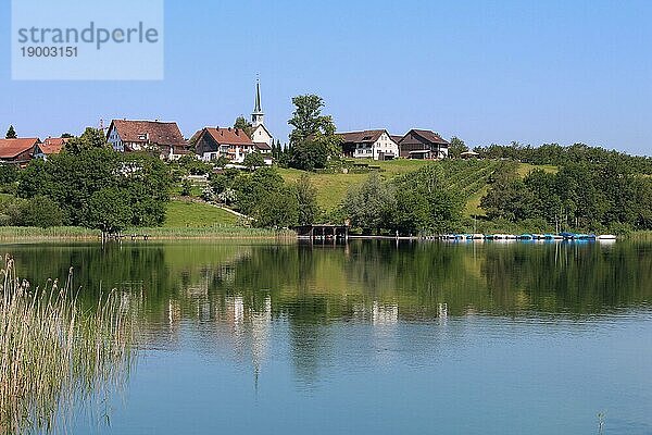 Schönes kleines Dorf und See in der Schweiz