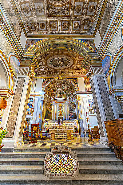 Innenraum  die Basilika di Sant'Antonino  Sorrent  Kampanien  Italien  Europa