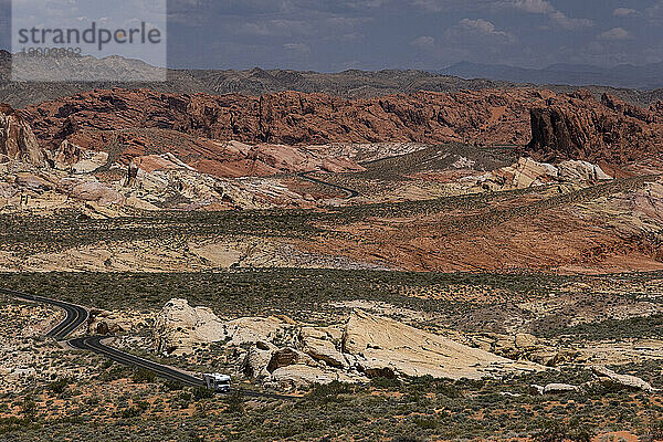 Ein Wohnmobil mit Wohnmobil fährt auf dem Highway der White Domes Road durch den Valley of Fire State Park  Nevada  Vereinigte Staaten von Amerika  Nordamerika