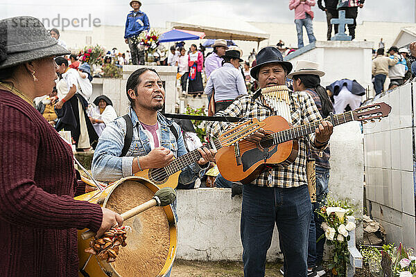 Feierlichkeiten zum Dia de los Muertos (Tag der Toten) auf dem Otavalo-Friedhof  Imbabura  Ecuador  Südamerika