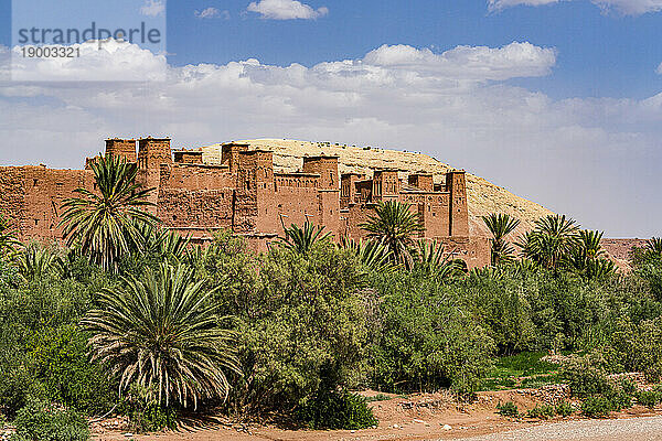 Altes Schloss am Fuße des Atlasgebirges aus roten Lehmziegeln im Ksar Ait Ben Haddou  UNESCO-Weltkulturerbe  Provinz Ouarzazate  Marokko  Nordafrika  Afrika