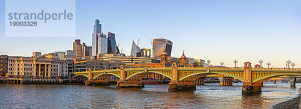 Southwark Bridge  Themse  City of London  London  England  Vereinigtes Königreich  Europa