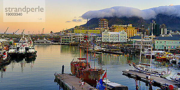 Victoria und Alfred Waterfront und Hafen bei Sonnenuntergang  Kapstadt  Südafrika  Afrika