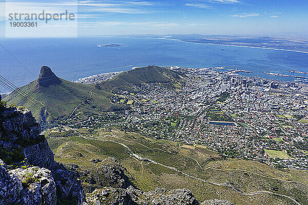 Blick auf Kapstadt vom Gipfel des Tafelbergs  Kapstadt  Südafrika  Afrika