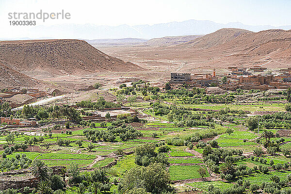 Blick aus der Vogelperspektive auf das Ksar Ait Ben Haddou  UNESCO-Weltkulturerbe  umgeben von grünen Feldern  Provinz Ouarzazate  Marokko  Nordafrika  Afrika