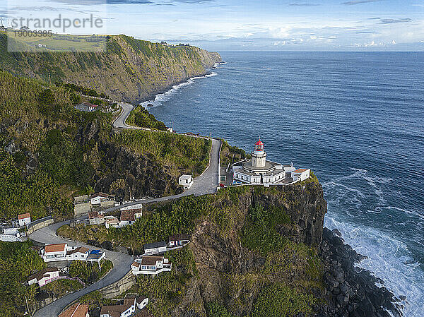 Luftaufnahme des Leuchtturms Farol do Arnel und der Fischerhütten  Insel Sao Miguel  Azoren  Portugal  Atlantik  Europa