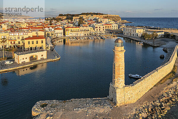 Leuchtturm am venezianischen Hafen mit Blick auf die venezianische Fortezza  Rethymno  Kreta  griechische Inseln  Griechenland  Europa