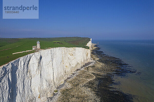 Blick von der Drohne auf den Leuchtturm Belle Tout bei Ebbe  Kreidefelsen Seven Sisters  South Downs National Park  East Sussex  England  Vereinigtes Königreich  Europa