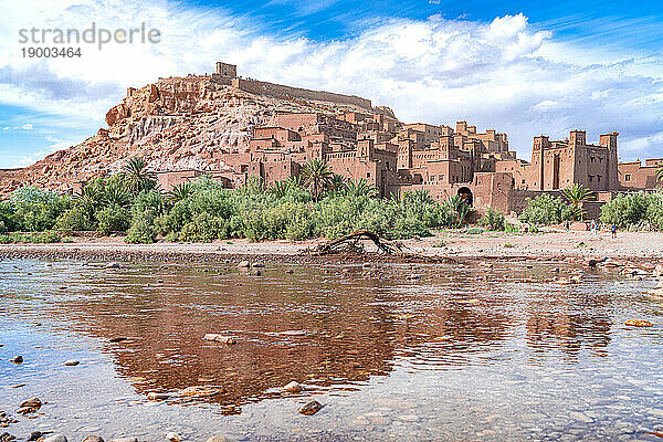 Befestigtes Dorf Ait Ben Haddou  UNESCO-Weltkulturerbe  spiegelt sich im Wasser einer Wüstenoase  Provinz Ouarzazate  Marokko  Nordafrika  Afrika