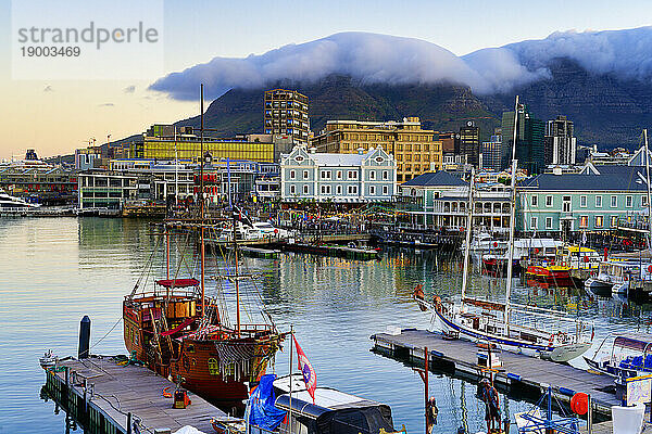 Victoria und Alfred Waterfront und Hafen bei Sonnenuntergang  Kapstadt  Südafrika  Afrika