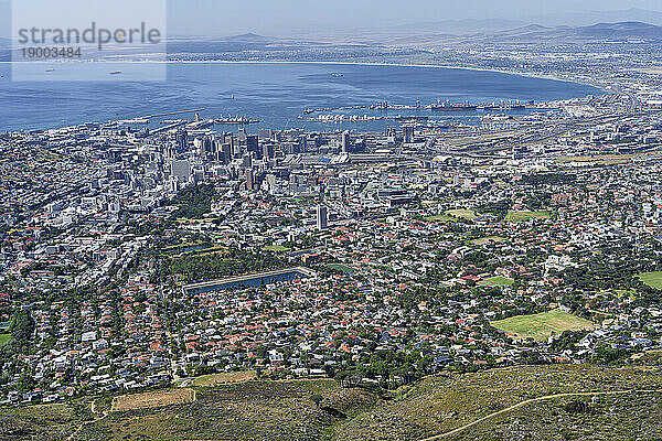 Blick auf Kapstadt vom Gipfel des Tafelbergs  Kapstadt  Südafrika  Afrika