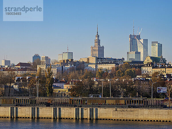 Blick über die Weichsel auf die Skyline des Stadtzentrums  Warschau  Woiwodschaft Masowien  Polen  Europa