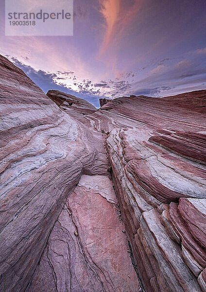 Feuerwelle bei Sonnenuntergang  Valley of Fire State Park  Nevada  Vereinigte Staaten von Amerika  Nordamerika