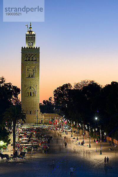 Antike Koutoubia-Moschee  UNESCO-Weltkulturerbe und Straße Djemaa el Fna in der Dämmerung  Marrakesch  Marokko  Nordafrika  Afrika