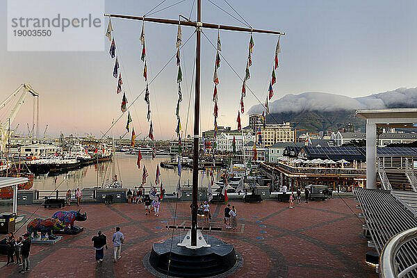 Victoria und Alfred Uferpromenade und Hafen bei Sonnenuntergang  Kapstadt  Südafrika  Afrika