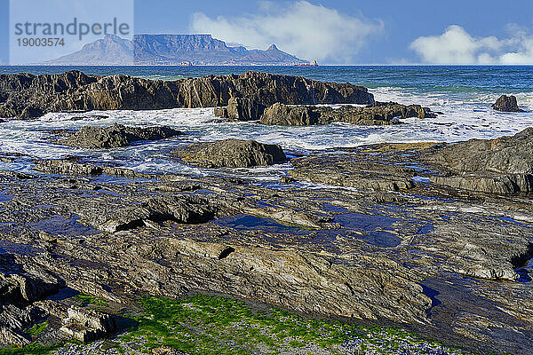 Blick auf den Tafelberg vom Blue Mountain Beach  Kapstadt  Südafrika  Afrika