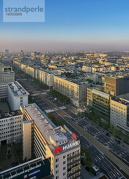 Marszalkowska-Straße und Skyline des Stadtzentrums bei Sonnenaufgang  erhöhte Ansicht  Warschau  Woiwodschaft Masowien  Polen  Europa