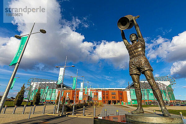 Statue von Billy McNeill beim Anheben des Europapokals  Celtic Park  Parkhead  Glasgow  Schottland  Vereinigtes Königreich  Europa